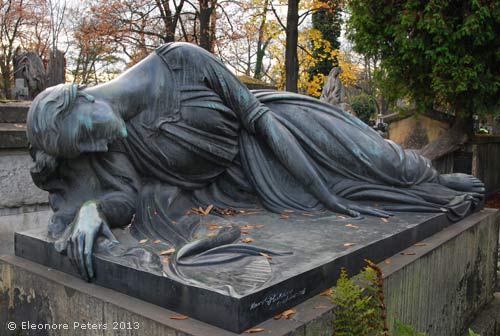 Friedhof Rakowicki, liegende Jugendstilfigur