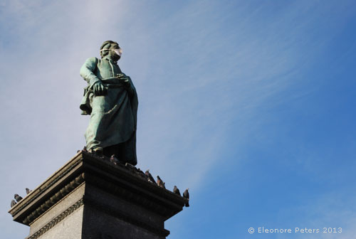 Bronzefigur mit Maske