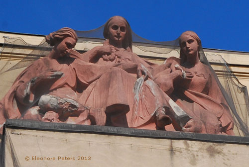 Figurengruppe mit Netz auf Haus