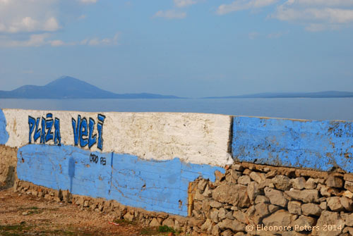 blau getünchte Wand