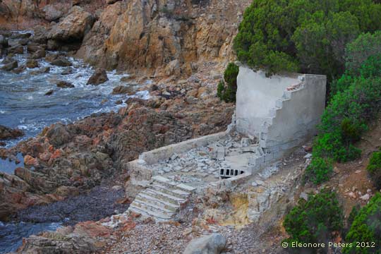Hausruine direkt am Meer