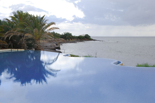 Meerwasserschwimmbad über dem Meer