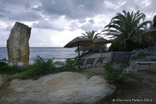 Hotelstrand mit Natursteinen