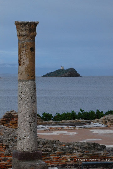 Antike Säule und Torre im Hintergrund