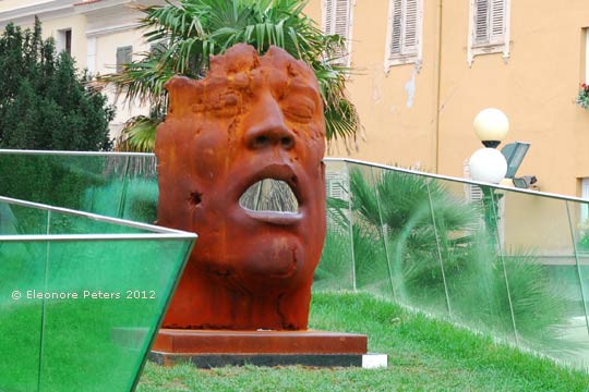 Moderne Skulptur -  Gesicht aus Ton