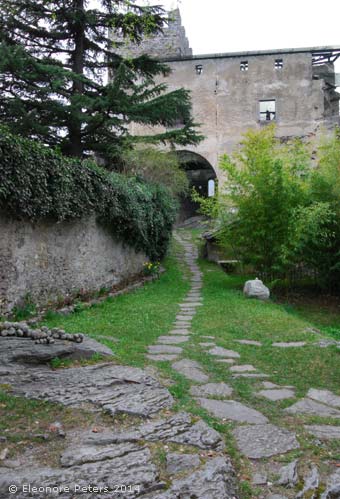 Schlosshof mit Durchgang