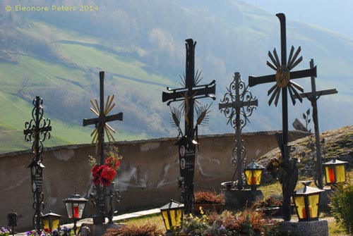 Grabkreuze vor der Katharinakirche im Schnalstal.