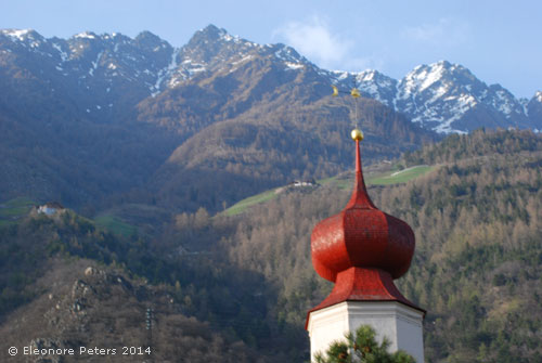 Naturns, Berge und Kirchturm